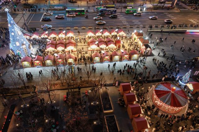 서울윈터페스타 통합 개막식이 진행된 12일 오후 서울 광화문 광장에 설치된 광화문 마켓에 불이 켜져 있다 20251212사진유대길 기자 dbeorlf123ajunewscom