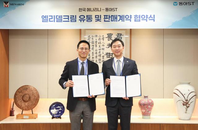 정재훈 동아에스티 대표이사 사장오른쪽과 배한준 한국메나리니 대표이사가  엘리델크림 국내 독점 유통 및 판매 계약식 기념사진을 촬영하고 있다사진동아ST