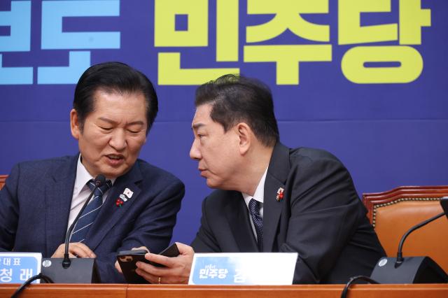 정청래 더불어민주당 대표와 김병기 원내대표가 15일 서울 여의도 국회에서 열린 최고위원회의 도중 대화하고 있다 사진연합뉴스