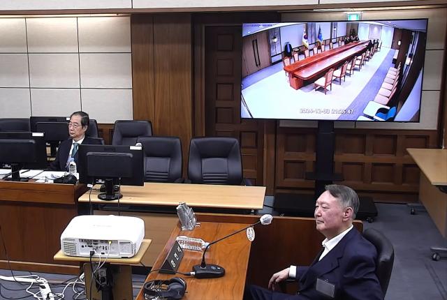 윤석열 전 대통령이 지난 11월 19일 서울 서초구 서울중앙지방법원에서 열린 한덕수 전 국무총리의 내란 재판에 증인으로 출석해 증거 CCTV 영상을 지켜보고 있다 사진서울중앙지법