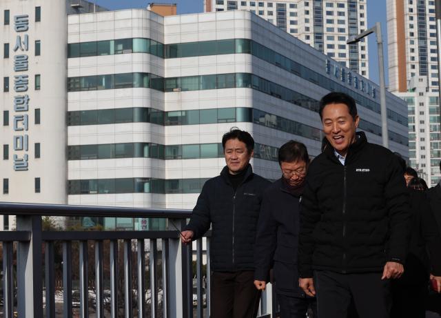 오세훈 서울시장이 15일 서울 광진구 동서울터미널을 방문해  동서울터미널 현대화사업 개발 대상지를 둘러보고 있다 사진연합뉴스