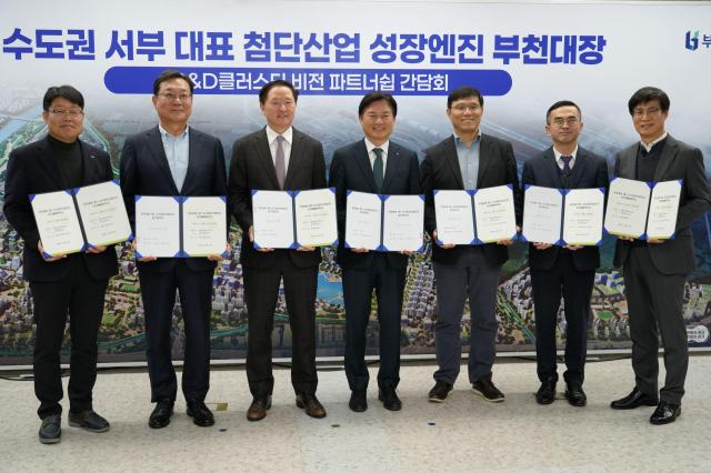 왼쪽부터오희석 LH 계양부천사업본부장 김원종 DN솔루션즈 대표이사 우기홍 대한항공 부사장 조용익 부천시장 김필석 SK이노베이션 환경기술원장 박호현 SK하이닉스 부사장 이정만 부천도시공사 사장 직무대행이 부천대장 토지 매매계약 체결 후 기념촬영 하고 있다 사진LH