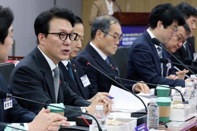 김민석 국무총리가 15일 국회 의원회관에서 열린 K-방산 리더스 조찬 포럼에서 인사말을 하고 있다 사진연합뉴스