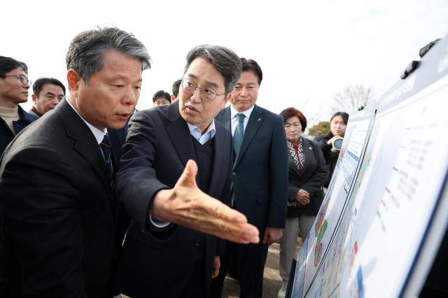 15일 오전 부천시 오정구청에서 개최한 부천대장 RD클러스터 비전 파트너쉽 간담회를 마치고 김동연 경기도지사가 현황보고 및 현장시찰을 하고 있다 사진경기도