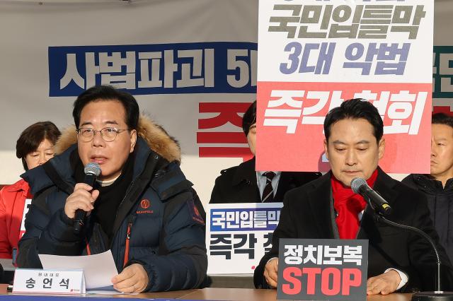 송언석 국민의힘 원내대표가 15일 서울 여의도 국회 본청 앞 더불어민주당의 쟁점 법안 추진을 저지하기 위한 천막 농성장에서 열린 최고위원회의에서 발언하고 있다 오른쪽 장동혁 대표 사진연합뉴스