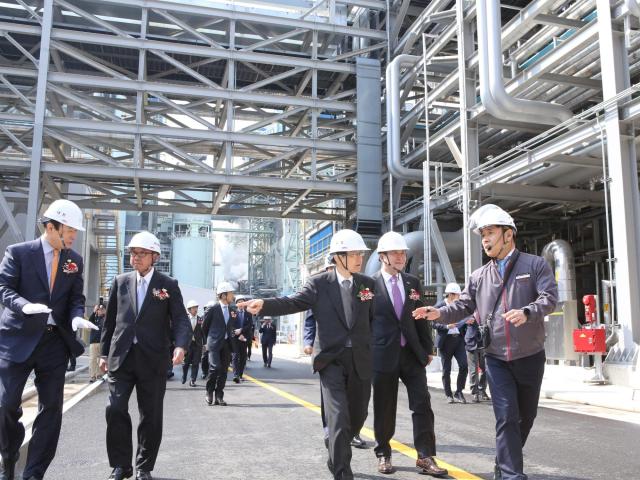 금호미쓰화학 관계자들이 PU 핵심 원료인 MDI 20만톤t 증설공장 준공식 이후 현장을 둘러보고 있다 사진금호미쓰이