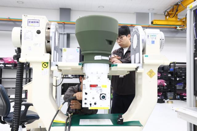 한화시스템 직원이 시험 작업장에서 K2 전차장 조준경 최종 성능시험을 수행하고 있다