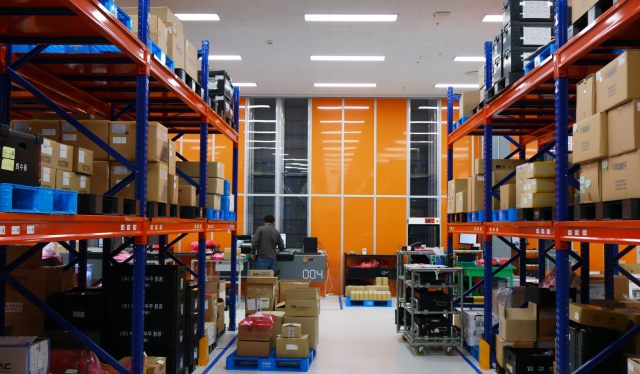 사진3_한화시스템 제조동에 위치한 약 700평 규모의 자재관리실 물류로봇과 자동화 시스템을 도입해 2만여 종의 원자재 및 첨단 방산장비를 체계적으로 관리하고 물류 효율을 극대화했다