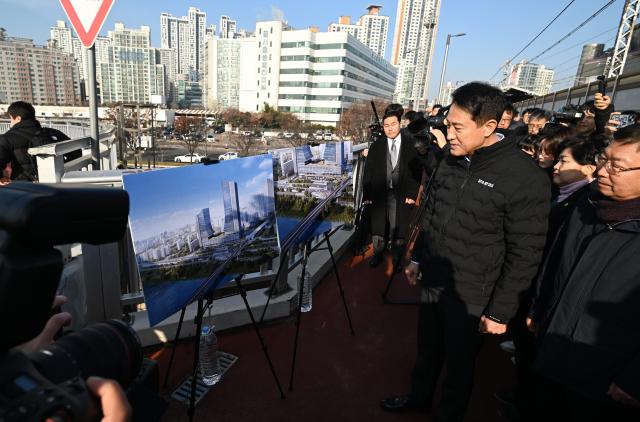 동서울터미널 현장을 방문한 오세훈 서울시장이 관련 브리핑을 청취하고 있다 사진서울시
