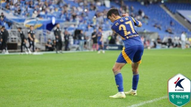 신태용 감독 경질 이후 신 감독을 저격하는 골프 세리머니를 펼치고 있는 이청용사진한국프로축구연맹