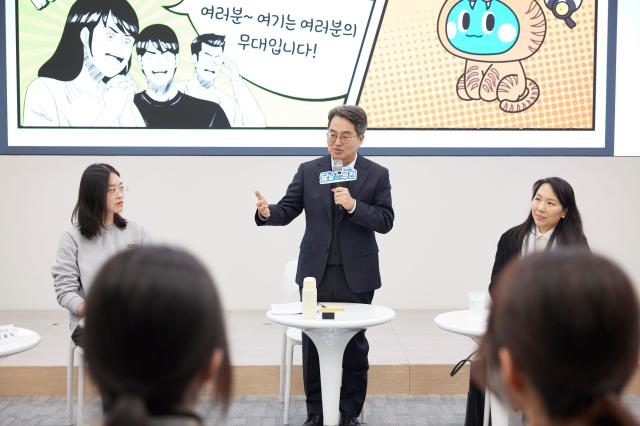 15일 오후 부천시 웹툰융합센터에서 개최한 웹툰 산업 관계자 소통간담회에서 김동연 경기도지사 조용익 부천시장 도의원 웹툰 인턴십 참여 청년 및 기업 대표들이 간담회를 진행하고 있다 사진경기도
