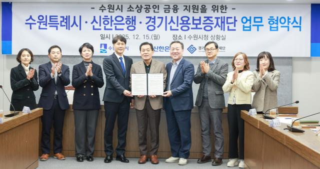 이재준 시장가운데이 참석자들과 함께하고 있다사진수원시