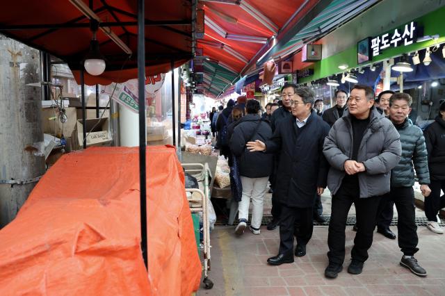 15일 오후 부천시 제일시장에 김동연 경기도지사가 방문하여 트럭 돌진 사고 피해수습 및 지원상황 등을 점검하고 있다 사진경기도