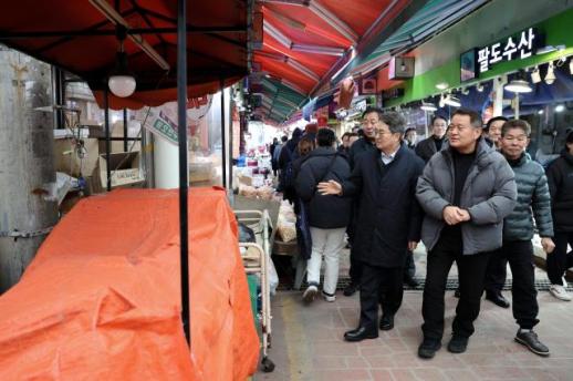 김동연, 부천 제일시장 다시 찾아…심리치료 받을 수 있도록 지원할 것