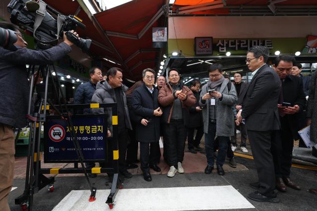 15일 오후 부천시 제일시장에 김동연 경기도지사가 방문하여 트럭 돌진 사고 피해수습 및 지원상황 등을 점검하고 있다 사진경기도