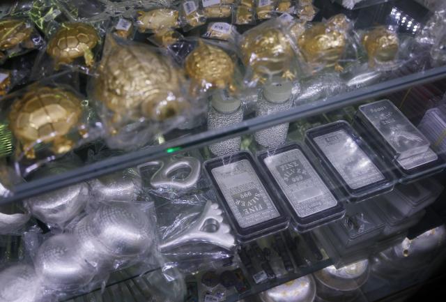  종로구의 귀금속 전문점에 은 제품이 진열돼 있다사진연합뉴스
  