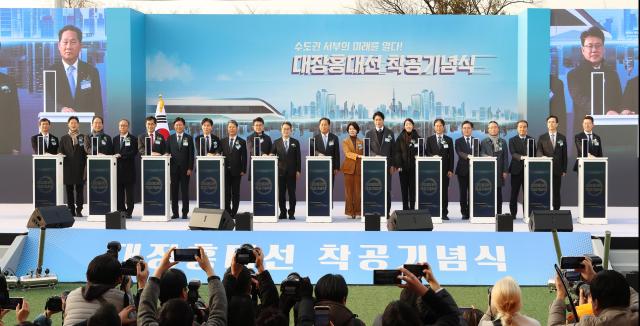 15일 오후 부천시 오정대공원에서 개최한 대장-홍대선 착공 기념식에서 김동연 경기도지사 김용덕 대도시권광역교통위원장 조용익 부천시장 이동환 고양시장 이기재 양천구청장 진교훈 강서구청장 지역 국회의원 관계자들이 착공 기념 세레머니를 진행하고 있다 사진경기도