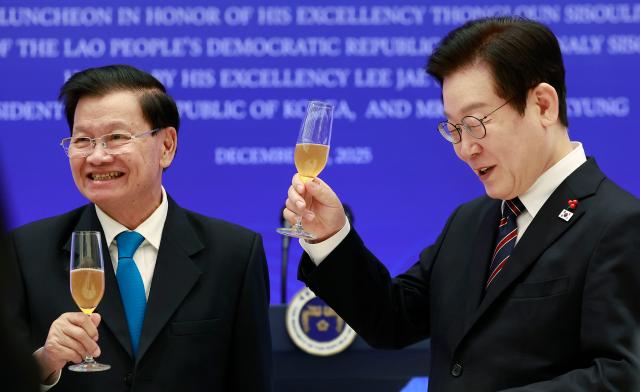 이재명 대통령이 15일 용산 대통령실에서 열린 한-라오스 공식오찬에서 통룬 시술릿 라오스 국가주석과 건배하고 있다.[사진=연합뉴스]
