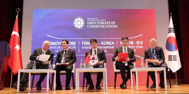 From left Professor Kim Byung-ki Dr Nam Seung-wook Dr Hong Hyun-ik Professor Murat Yeşiltaş and Professor Kadir Üstün take part in a discussion session during the Türkiye Meetings at Korea University in Seoul on Dec 15 AJP Yoo Na-hyun