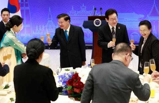 李, 통룬 라오스 주석에 백제 금동대향로 모형 선물