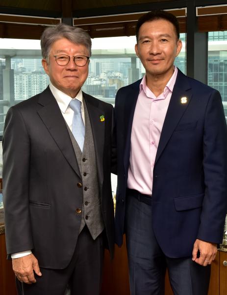 청오DPK 오광현 회장왼쪽과 써브웨이 아시아태평양 지역 조셉슈 사장오른쪽이 기념 촬영을 하고 있다 사진청오SW