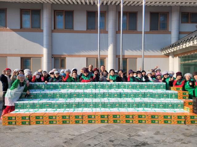 무안군 청계면 새마을부녀회회장 박란임는 15일 청계면 복합센터에서 ‘사랑의 김장나눔 봉사활동’을 실시했다사진무안군