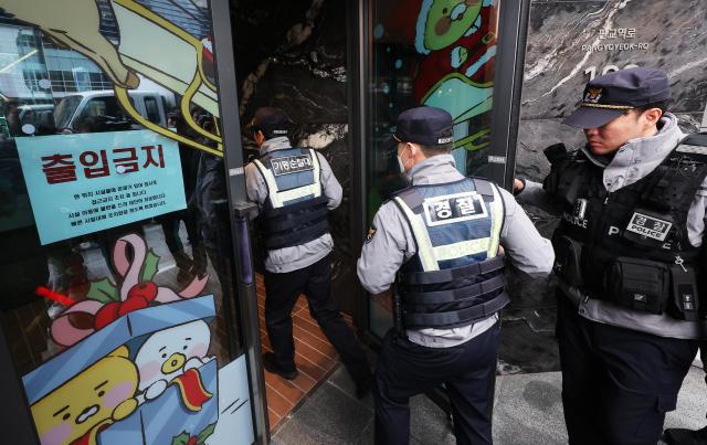 15일 경기 성남시 분당구 카카오 판교아지트 건물에 폭파 협박이 있었다는 사측의 신고가 접수돼 경찰과 군이 수색에 나섰다 카카오는 만일의 상황에 대비해 전 직원을 재택근무로 전환토록 했다 사진은 수색작업이 진행 중인 카카오 판교아지트사진연합뉴스