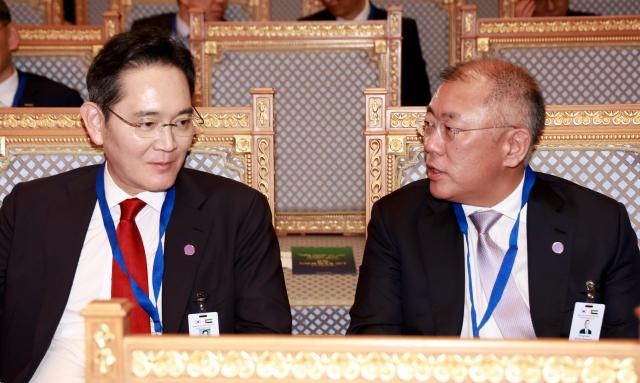 이재용 삼성전자 회장왼쪽과 정의선 현대자동차 그룹 회장이 18일현지시간 아랍에미리트UAE 아부다비 대통령궁에서 열린 한-UAE 문화교류 행사에 참석해 대화하고 있다 사진연합뉴스