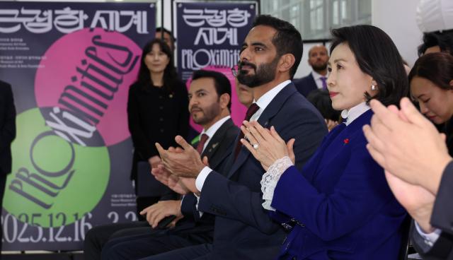 김혜경 여사가 15일 서울 중구 서울시립미술관에서 열린 한-UAE 공동기획 전시 근접한 세계 개막식에서 참석자 발언에 박수치고 있다 오른쪽부터 김혜경 여사 살렘 빈 칼리드 알 카시미 UAE 문화부장관 압둘라 사이프 알 누아이미 주한UAE대사 사진연합뉴스