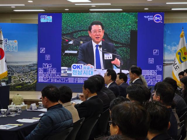 무안 승달문화예술회관에서 열린 ‘2025 무안군 정책비전 투어’에서 김영록 전라남도지사가 인사말을 하고있다사진김옥현 기자