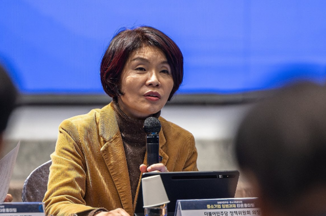 한정애 더불어민주당 정책위의장이 15일 서울 여의도 중소기업중앙회에서 더불어민주당과 중기중앙회가 공동 개최한 중소기업 입법과제 타운홀 미팅에서 발언하고 있다 사진연합뉴스