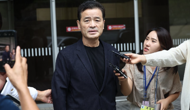 임종성 더불어민주당 전 의원이 지난해 9월 12일 서울 서초구 서울중앙지법에서 열린 돈봉투 수수 의혹 1심 선고 공판에서 징역형 집행유예를 선고받은 뒤 법정을 나서고 있다 사진연합뉴스