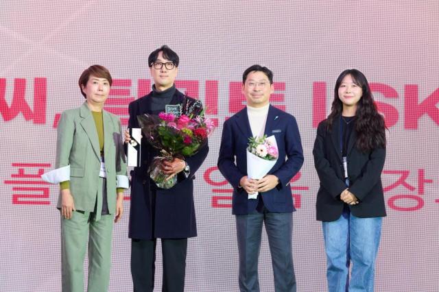 지난 11일 세빛섬 가빛에서 열린 2025 대한민국 디지털 광고대상에서 SK인텔릭스가 통합 마케팅 부문 금상을 수상한 뒤 기념 촬영을 하고 있다 사진SK인텔릭스