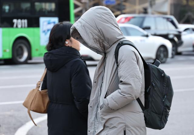 서울 종로구 광화문 세종대로사거리에서 출근길 시민들이 발걸음을 옮기고 있다사진연합뉴스