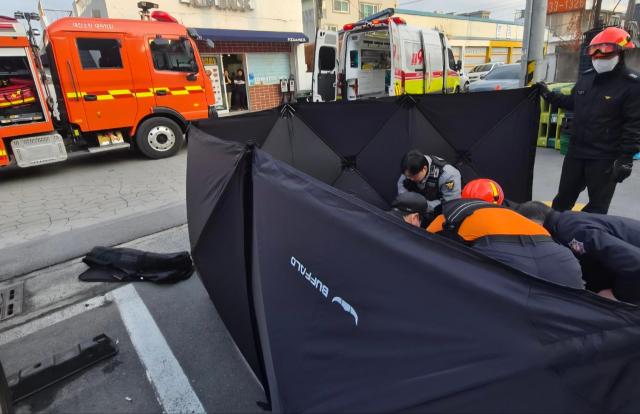 사고 피해자 이송 준비하는 소방당국 사진연합뉴스 대전소방본부