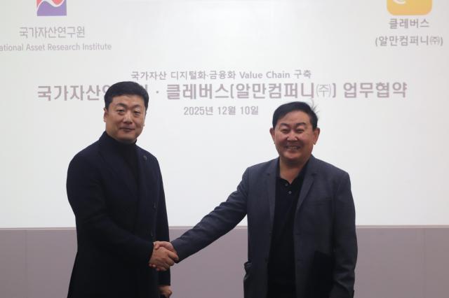 왼쪽부터 구교성 클레버스 대표 김수욱 국가자산연구원 원장사진클레버스