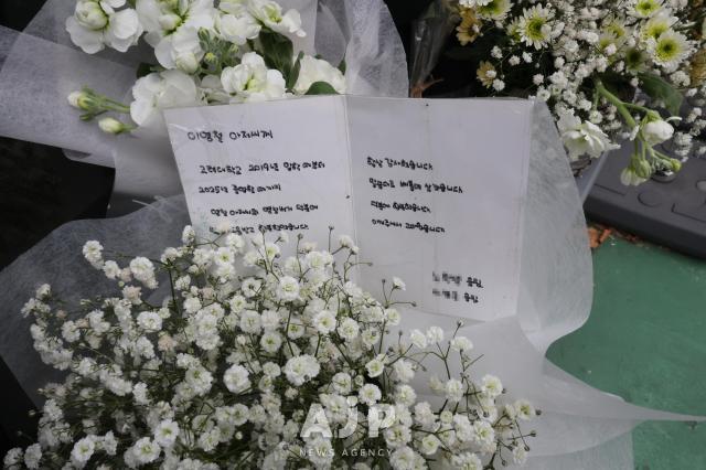 15일 서울 성북구 고려대 영철버거 가게 앞에 학생들이 두고 간 추모 꽃다발이 놓여 있다 AJP Yoo Na-hyun