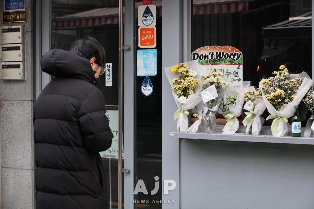 15일 서울 성북구 고려대 영철버거 가게 앞에 학생이 별세한 이영철씨를 추모하고 있다. AJP Yoo Na-hyun