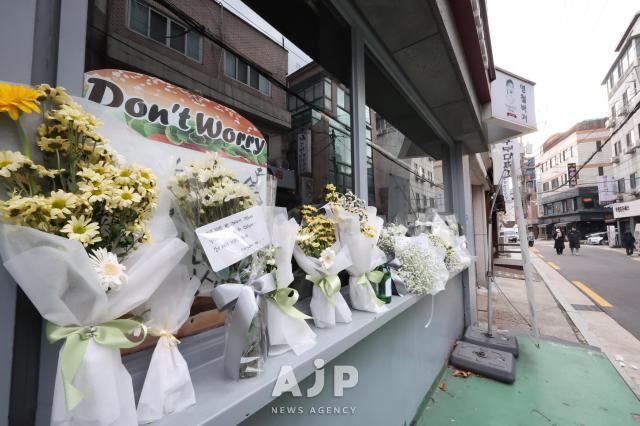 15일 서울 성북구 고려대 영철버거 가게 앞에 학생들이 두고 간 추모 꽃다발이 놓여있다 AJP Yoo Na-hyun