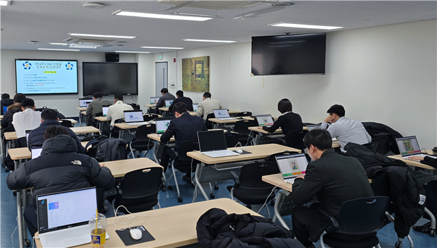 대통령경호처가 지난 12월 1일부터 7일간 ‘제14회 X-Ray 위험물 판독능력 경연대회’를 개최했다 김포 소재 대통령경호처 경호안전교육원 내에 마련된 대회장에서 참가자들이 평가를 진행하고 있는 모습사진대통령경호처 