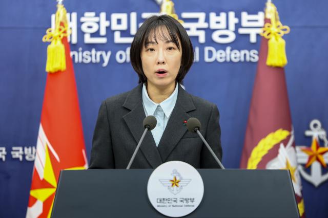정빛나 국방부 신임 대변인이 16일 국방부에서 브리핑을 하고 있다 사진연합뉴스