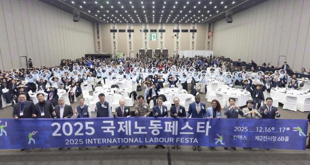 16일 오전 킨텍스2전시장에서 열린 2025 국제노동페스타 개막식에서 김동연 경기도지사 김영훈 고용노동부 장관 김동명 한국노총위원장 양경수 민주노총위원장 손경식 한국경총회장 박홍배 국회의원 고은정 도의원 최민 도의원 국내외 노동단체 Youth100 등이 기념촬영을 하고 있다 사진경기도