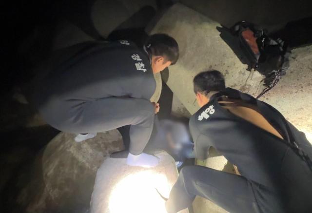 동해지방해양경찰청 관계자들이 지난 15일 삼척 궁촌항 남방파제 테트라포드에서 추락한 20대 남성을 신속하게 구조하고 있다 사진동해해경청