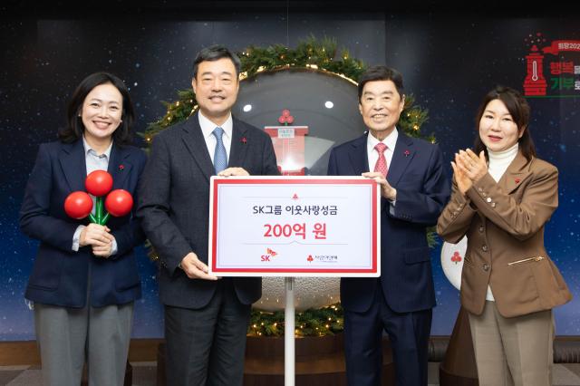 지동섭 SK수펙스추구협의회 SV위원장이 16일 서울 중구 정동 사회복지공동모금회를 찾아 김병준 회장에게 성금을 전달하고 기념촬영을 하고 있다 왼쪽부터 김은정 SK수펙스추구협의회 SV위원회 부사장 지동섭 SK수펙스추구협의회 SV위원장 김병준 사회복지공동모금회 회장 김경희 사회복지공동모금회 사회공헌본부 본부장 사진SK