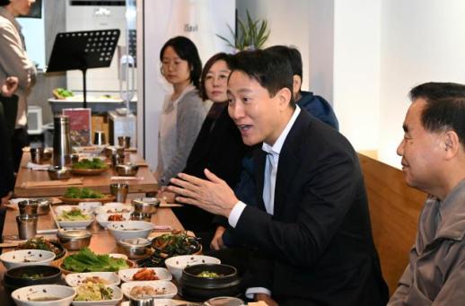 자립까지 지원...서울시, 집밥 음식점 동행스토어 1호 정담 개점