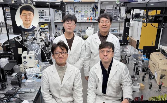 Researchers from the Korea Advanced Institute of Science and Technology pose in their laboratory Back row from left Lee Hyun-seung doctoral student and Choi Won-ho professor Front row from left Kim Hyung-soo professor and Park Sang-hoo professor Inset first author Pyeon Jeong-su PhD Courtesy of KAIST