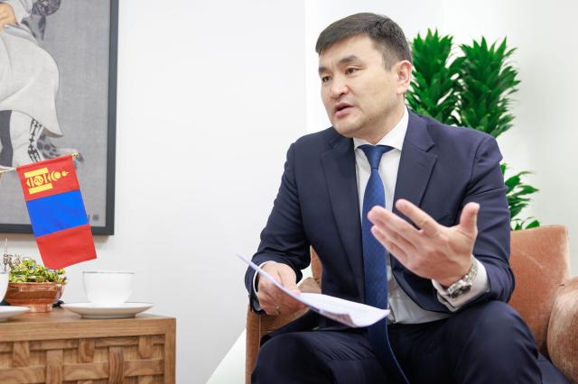 수헤 수흐볼드 주한 몽골대사가 지난 2일 주한 몽골대사관에서 아주경제와 인터뷰를 하고 있다사진유대길 기자 dbeorlf123ajunewscom