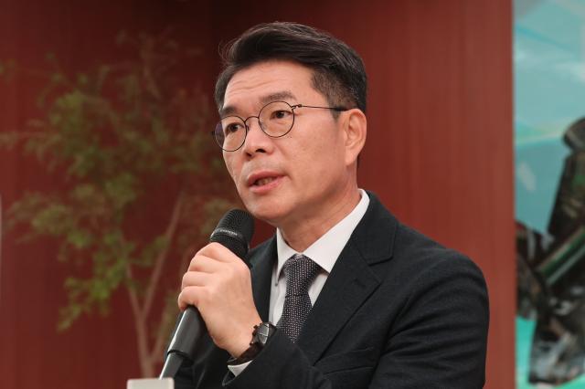 정원오 성동구청장이 지난 10일 서울 성동구 펍지 성수에서 열린 성수동 출간 관련 기자간담회에서 취재진 질문에 답하고 있다 사진연합뉴스