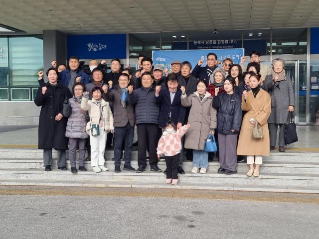 이상웅 동해시소상공인연합회장과 지인들이 단체기념촬영을 하고 있다  사진이동원 기자