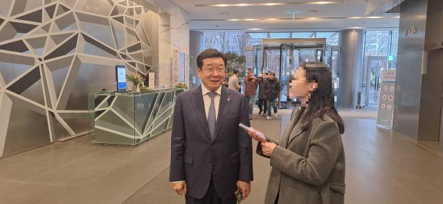 이찬희 삼성 준법감시위원장이 16일 오후 서울 서초구 삼성생명 서초사옥에서 열린 준감위 정례회의에 참석하기 전 기자들의 질의에 답하고 있다 사진조성준 기자